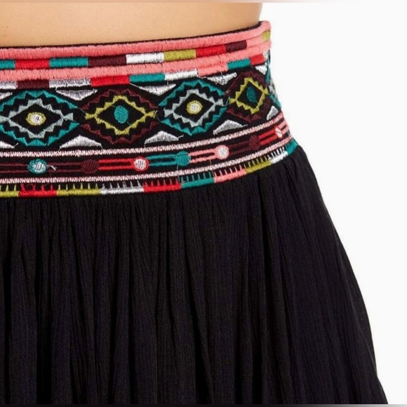 NWT Romeo + Juliet Couture Skater Black
Skirt size M - Picture 3 of 8